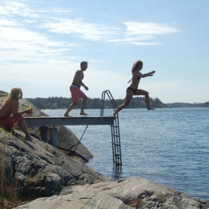 BAD FRÅN BRYGGA PÅ DJURÖNÄSET